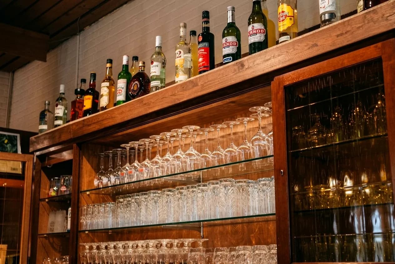 Flaschen und Gläser im Regal hinter der Bar