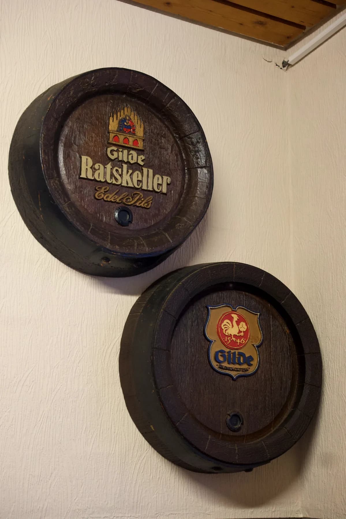 Gilde-Fässer an der Wand