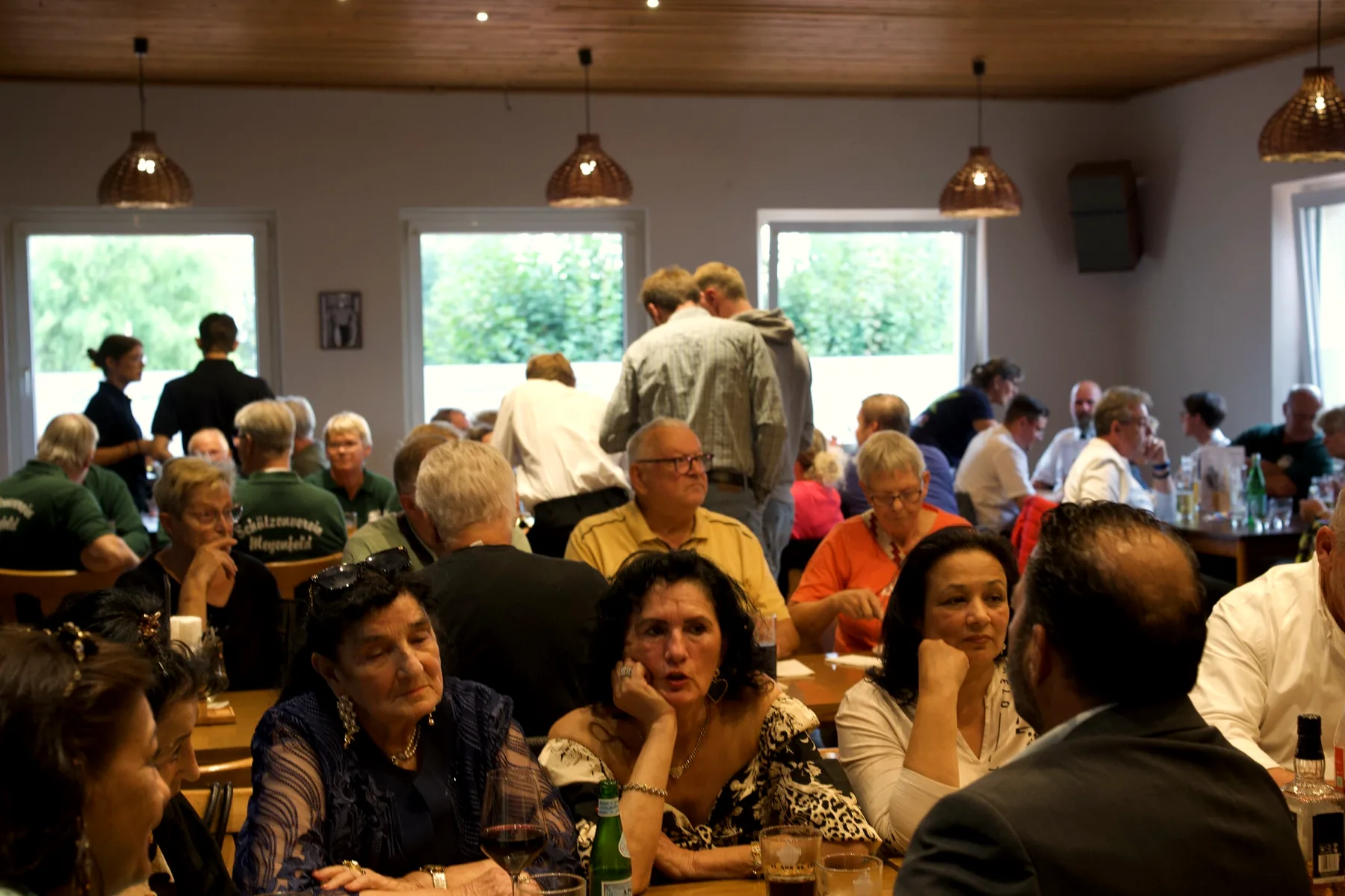 Volle Tische im Saal am Eröffnungsabend