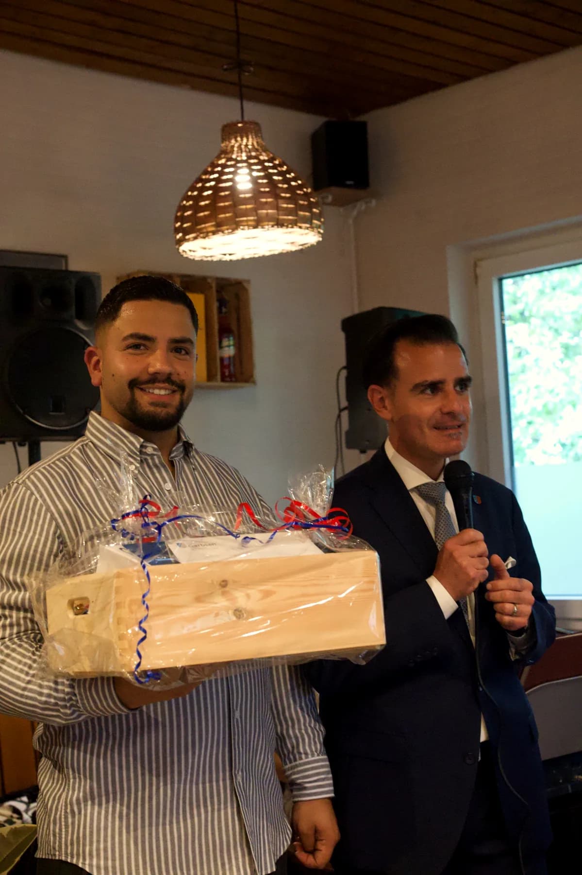 Valentino Pecorelli, Inhaber von Genuss am Felde, mit Bürgermeister Claudio Provenzano bei der Eröffnung