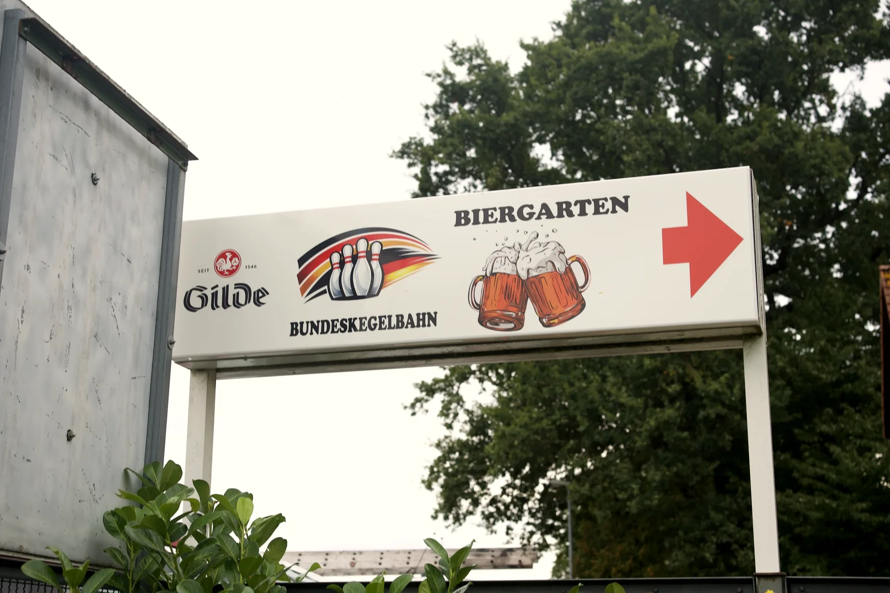 Wegweiser zu Biergarten und Bundeskegelbahn am Genuss am Felde