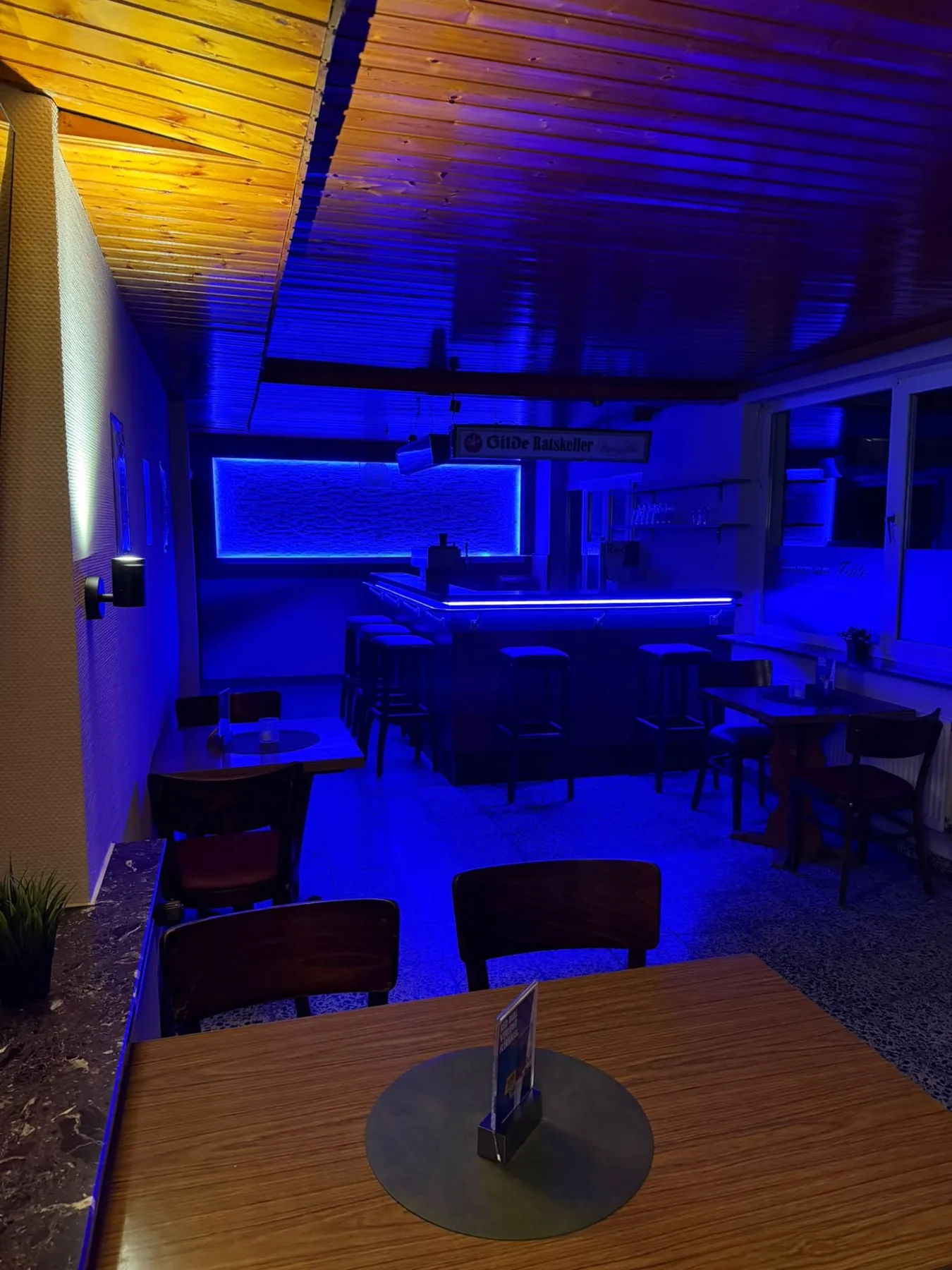 Partykeller im Genuss am Felde mit eigener Theke, Barhockern und Lichtstimmung