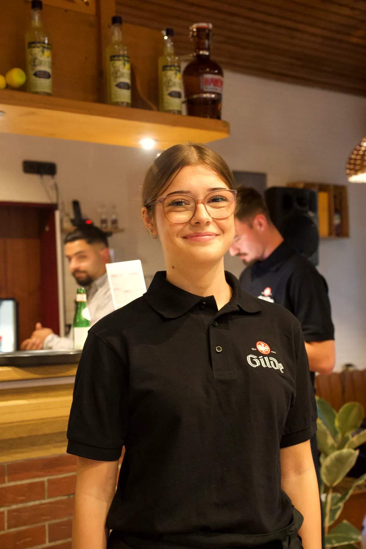Service-Team von Genuss am Felde an der Bar