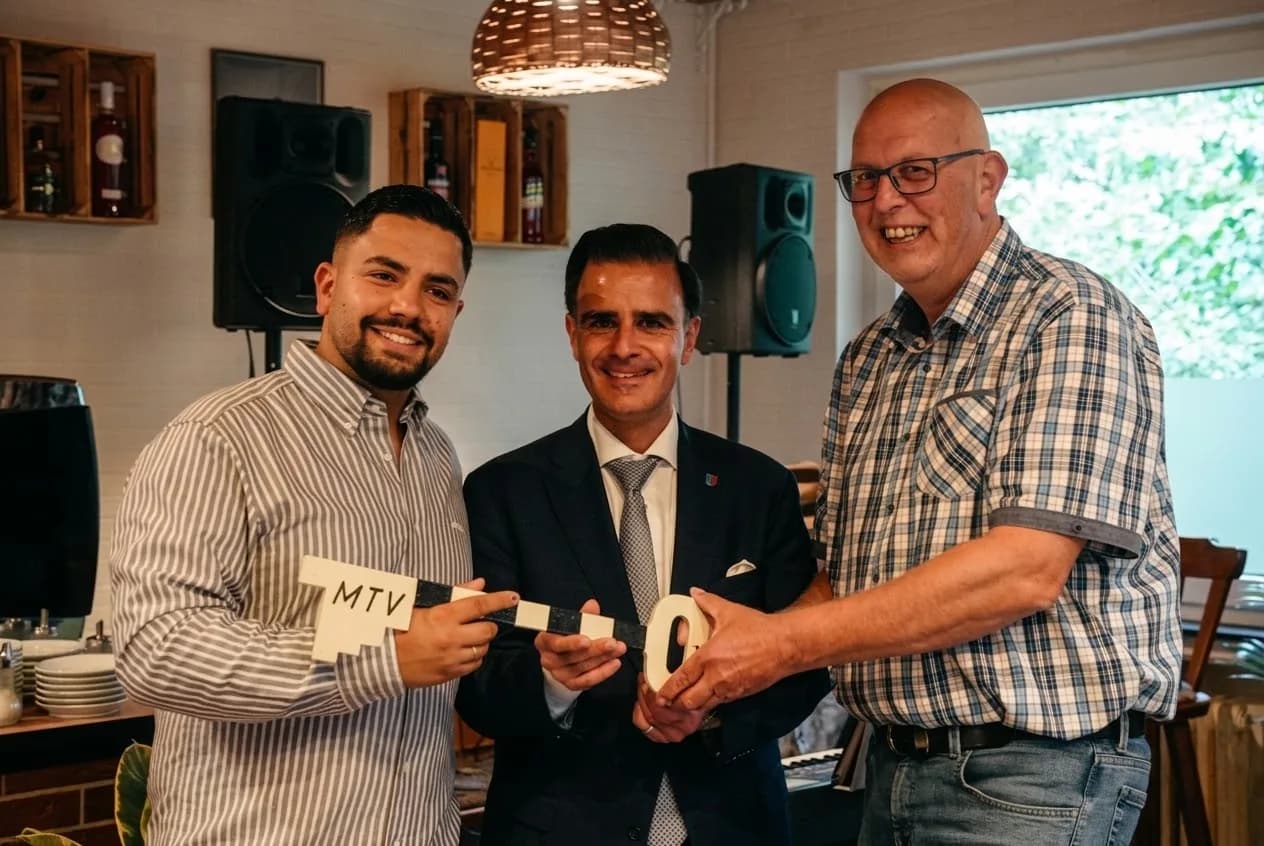 Geschenkübergabe zur Eröffnung von Genuss am Felde