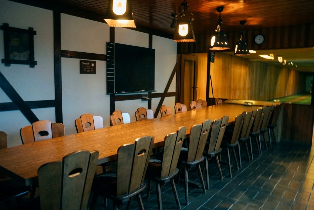 Lange Tafel im Partyraum unten mit Platz für 20 Personen