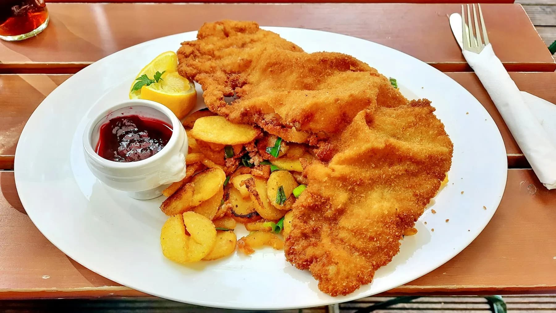 Schnitzel Wiener Art mit Pommes frites