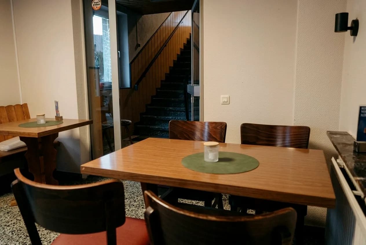 Sitzecke im Untergeschoss mit Blick zur Treppe